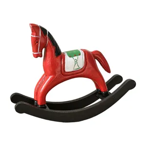 Handgemachtes rotes Schaukelpferd aus Holz dekoratives Ornament minimalistisches Heimdekor
