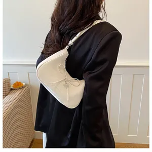 Detail de sac a main epaule croissant noeud blanc, sac elegant en cuir PU pour femme.