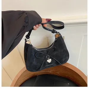 Sac bandoulière hobo chic en suédine noire avec nœud mignon et cœur pour style féminin.