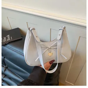 Detail vue du sac a epaule gris elegant avec un joli noeud papillon pour les femmes.