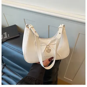 Sac à épaule blanc élégant avec nœud pour femmes, sac croissant tendance avec pendentif cœur.