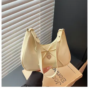 Sac à épaule jaune chic pour femme avec un nœud élégant et un charmant cœur.