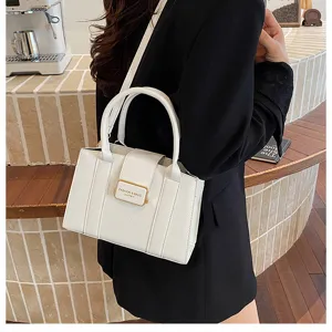 Sac à main cabas bandoulière en cuir PU blanc avec poignée et belle boucle métal.