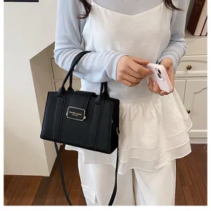 Vue détaillée du sac cabas en cuir PU noir, montrant la texture, la quincaillerie.