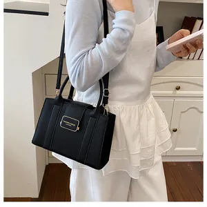 Détail du sac à main en cuir PU noir montrant la boucle en métal élégante et la texture.