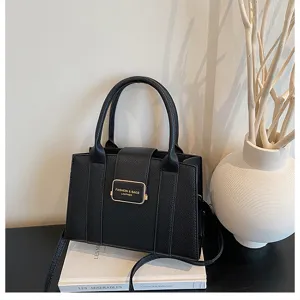 Sac cabas classique en cuir PU noir avec anses et bandoulière réglable pour femmes.