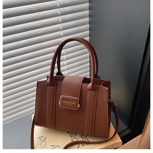 Sac cabas en cuir PU marron, sac à main casual avec poignées et bandoulière réglable.