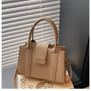 Vue détaillée du sac cabas décontracté en cuir PU beige, avec poignées doubles et boucle.