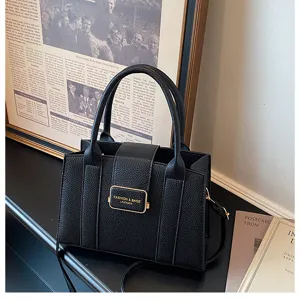 Vue détaillée d'un sac à main élégant en cuir PU noir avec des garnitures métalliques.