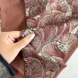 Vintage paisley waaier patroon zijden sjaal driehoekige modeaccessoire stijlvol chic.