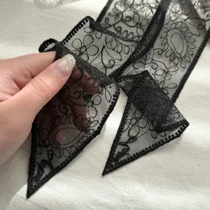 Foulard fin en dentelle noire pour femme, motif floral élégant, bandeau et accessoire chic.