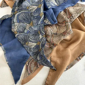 Vintage waaier patroon driehoekige zijden sjaal, elegante old money halsdoek.