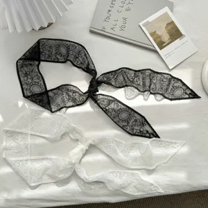 Vue détaillée d'élégante écharpe ruban long en dentelle noire et blanche, bandeau polyvalent.