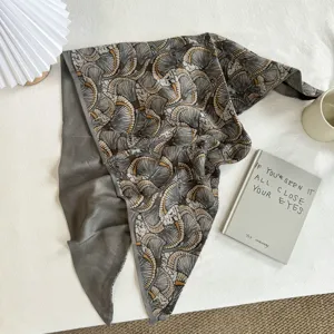 Gedetailleerd overzicht van vintage paisley waaier patroon zijden sjaal, elegante stof.