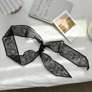 Chic foulard ruban en dentelle noire, bandeau cheveux et foulard elegant pour femmes.