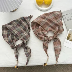 Detailansicht des koreanischen Retro Karomusters, leichtes atmungsaktives Tuch, feine Accessoires.