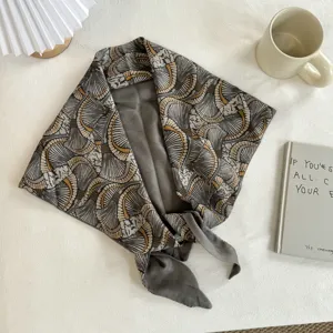 Vintage paisley waaier patroon zijde driehoekige sjaal, elegante decoratieve halsdoek.