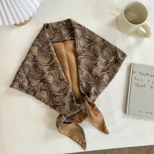 Elegante zijden driehoekige sjaal met vintage paisley patroon, stijlvolle halsdoek voor damesmode.