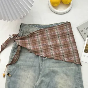 Retro Karomuster Dreiecktuch Detail mit braunen Tönen und niedlichen Perlen für stilvolles Lagenlook.