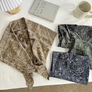Nahaufnahme von retro Paisley Musterschals in mehreren Farben zum stylischen Kombinieren.