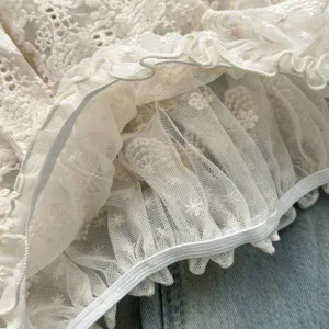 Witte kanten rokverlenging stof detail, elegant bloemig opengewerkt mesh voor gelaagdheid.