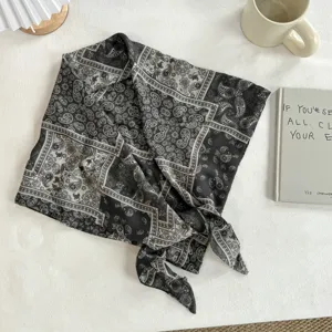 Schwarz-weißer Paisley-Muster Dreiecksschal Taillenwickelrock modisches Lagenaccessoire.