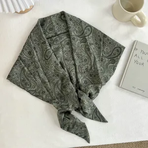 Detailaufnahme des olivgrünen Paisley Dreiecksfoulard Rockwickels, stilvolles Schichtaccessoire.