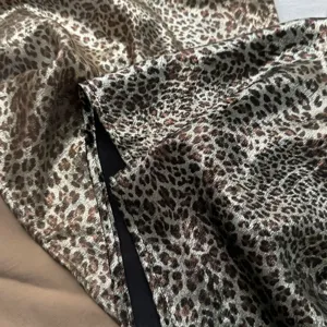 Detaillierte Ansicht des Leopardenmuster-Satinstoffs, stilvolles Material für trendige Accessoires.