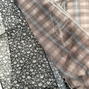 Dettaglio di tessuto leggero a fiori e quadri, materiale morbido e traspirante.