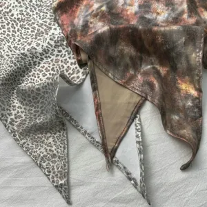 Nahaufnahme des Leopardenmuster Tuchs mit glänzender Metalltextur und weichem Stoff.
