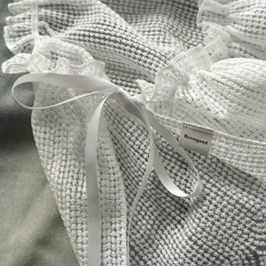 Detail van witte kanten mesh rok in Koreaanse balletstijl met strik lint voor dames mode.