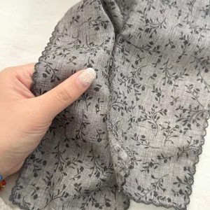 Nahaufnahme des grauen Vintage-Blattdruck-Schals, zeigt weichen Stoff und feine Kanten.
