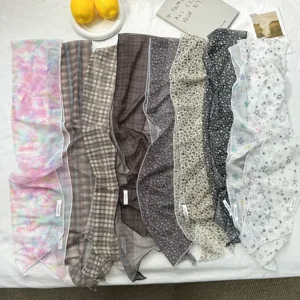 Sciarpa da Donna Leggera da Sogno per la Primavera Estate Elegante Stampa Floreale a Quadri Cuore Stella Sottile Foulard Decorativo in Poliestere