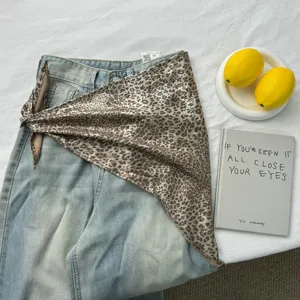 Vintage Leopardenmuster Dreieckstuch stilvoll kombiniert mit hellblauen Jeans Modedetail