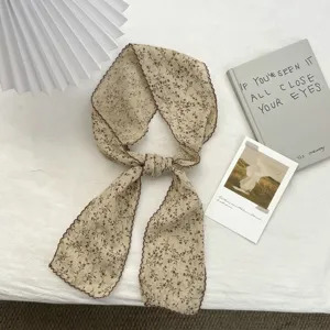 Vintage Blumen langer Halstuch Detail, elegante Wellenkante Bändchen, schickes Accessoire.