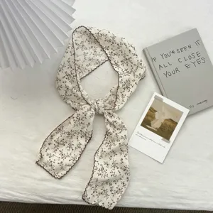Detailansicht des Vintage Blumen Langschals, eleganter Halstuch und modisches Haaraccessoire.