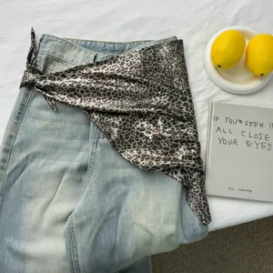 Leopard-Muster Dreieckstuch kombiniert mit hellblauen Jeans, retro Y2K Mode Stil passend.