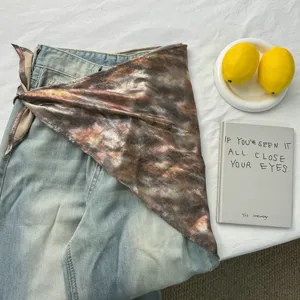 Y2K Retro-Leopardenmuster Dreieckstuch gestylt mit hellen Jeans-Detailaufnahme.