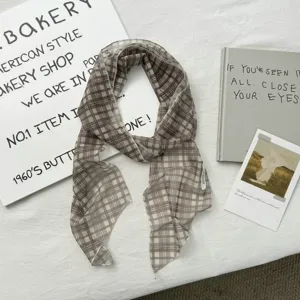 Leggera sciarpa a quadri marrone da donna, elegante foulard trasparente per la moda primaverile.