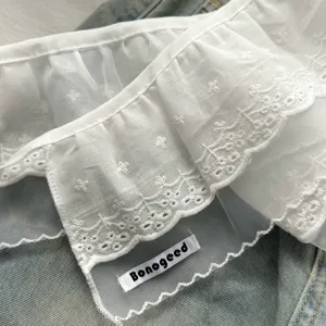 Witte kanten tule rok detail weergave met geborduurde bloemenrand afwerking extra.
