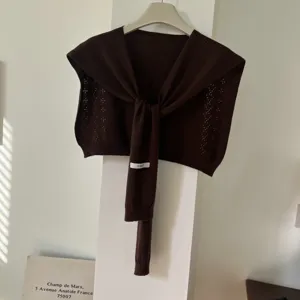 Μονόχρωμη πλεκτή διάτρητη εσάρπα, casual ευέλικτη κάπα με ωραίο λεπτομερές σχέδιο.