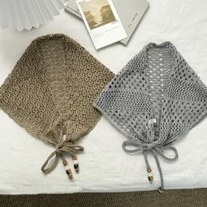Detalle de bufunda triangular calada de punto, drapeado de falda, accesorio elegante