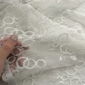 Close-up detail van witte kantstof hol bloemenpatroon elegante Franse stijl sjaal.