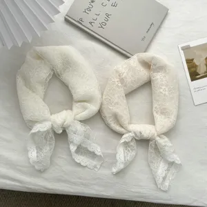 Elegante witte kanten vierkante sjaal, holle Franse hoofddoek en chique nekaccessoire.