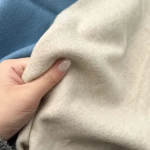 Dettaglio del tessuto della sciarpa in cashmere texture primo piano morbido