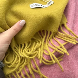 Accogliente sciarpa invernale in cashmere tinta unita con frange, calda ed elegante al collo.
