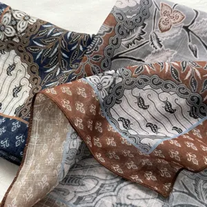 Detailansicht des Vintage-Paisley-Drucktuch-Stoffs mit satten braunen und grauen Mustern.