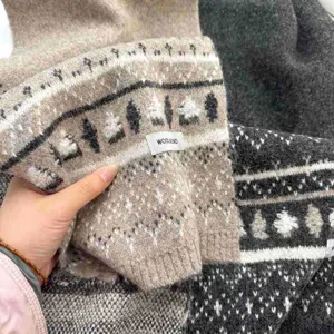 Sciarpa in maglia calda con motivo natalizio nordico, accessorio accogliente in filato di lana per donne.