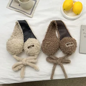Orejeras de lana de cordero felpa mujer invierno exterior calido antiviento detalle.