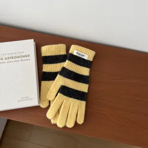 Γυναικεία κίτρινα μαύρα ριγέ πλεκτά γάντια λεπτομέρεια χειμώνας ζεστό μαλλί κοντινό πλάνο
